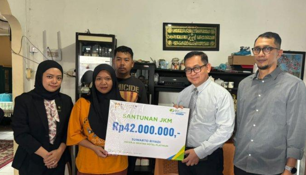 BPJS Ketenagakerjaan Beri Santunan Jaminan Kematian kepada Ahli Waris Tenaga Kerja di Hotel Platinum