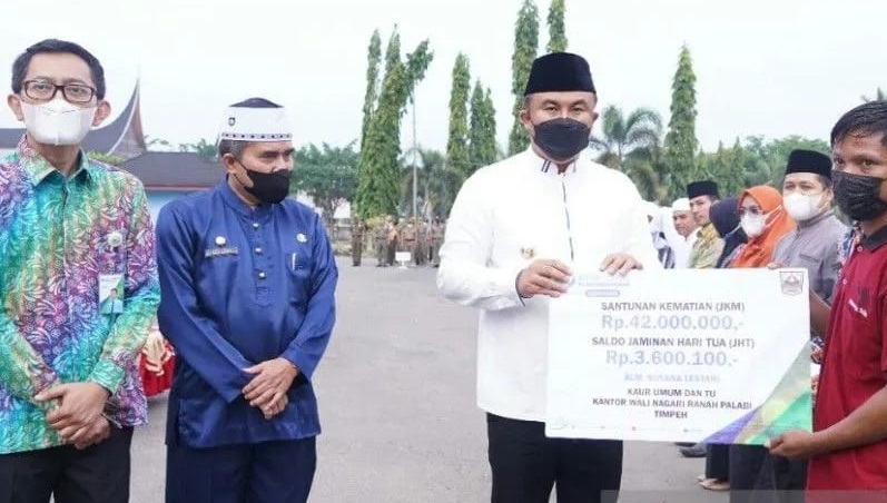 Perangkat Nagari Ranah Palabi Kabupaten Dharmasraya Terima JKm dan JHt dari BPJAMSOSTEK