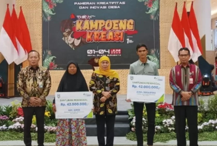 Buka Pameran, Gubernur Jatim Serahkan Santunan JKM Pekerja Rentan Desa Kabupaten Gresik