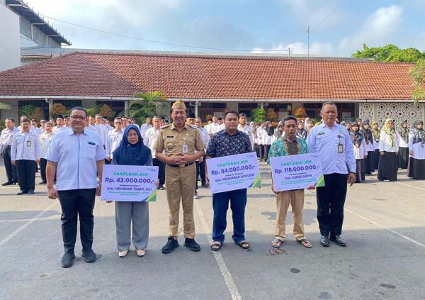 Pj Bupati Serahkan Santunan BPJS Ketenagakerjaan, Dorong Terus Keikutsertaan