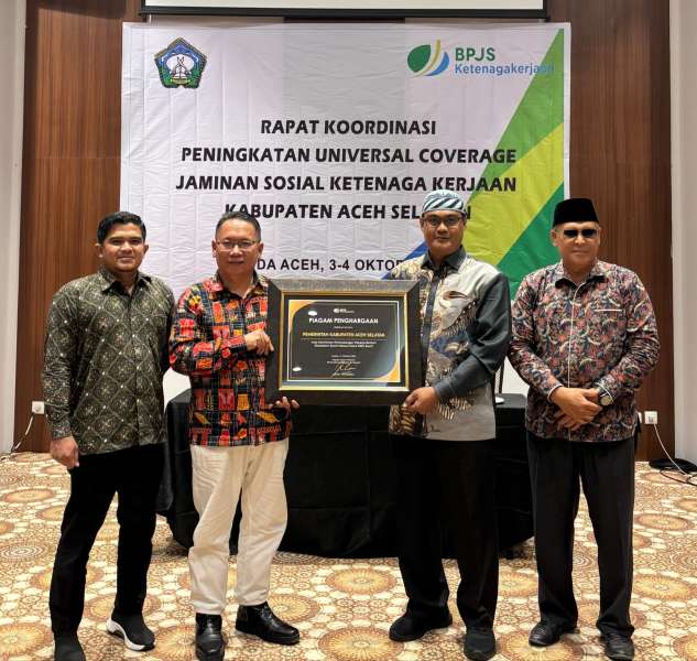 Pertama di Aceh Realisasikan Jaminan Perlindungan Pekerja Lewat DBH Sawit, Pemkab Aceh Selatan Terima Penghargaan BPJS Ketenagakerjaan