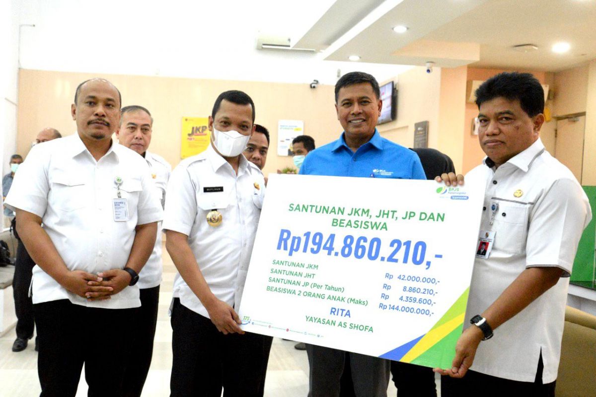 Wali Kota Pekanbaru Serahkan Santunan Kematian BPJS Ketenagakerjaan Rp446 Juta 