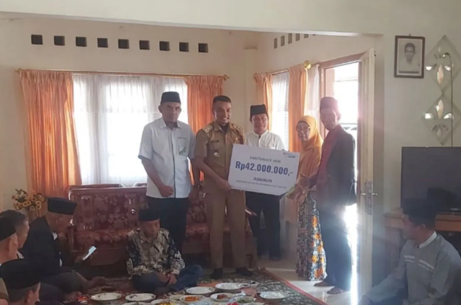 BPJS Ketenagakerjaan serahkan santunan kematian pada ahli waris perangkat RT dan RW di Pulai Anak Air