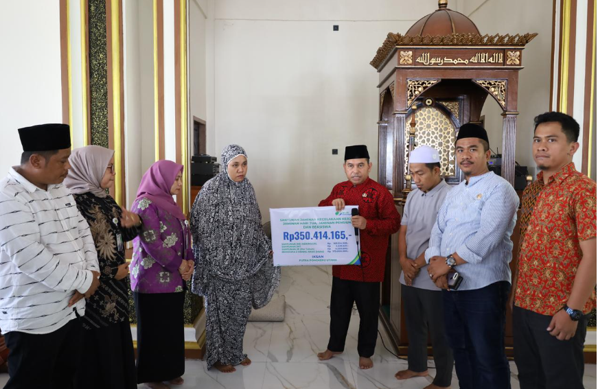 Pjs Bupati Luwu Timur Serahkan Santunan Kepada Ahli Waris Almarhum Iksan