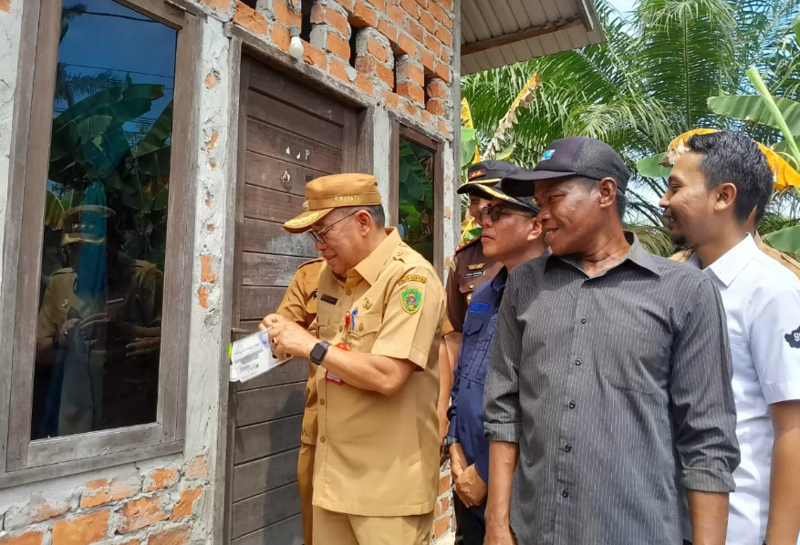 Pasang Stiker ke Rumah Warga Pekerja Rentan Penerima BPJS Ketenagakerjaan, Pj Bupati PPU Ingatkan Pentingnya Perlindungan Sosial
