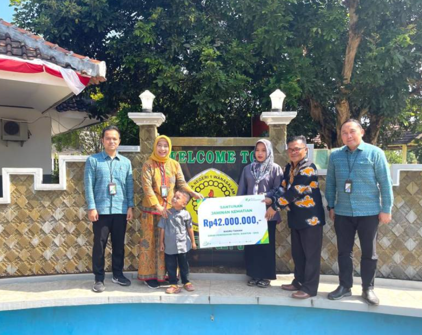 Guru Honorer di Lebak Meninggal Dunia, BPJS Ketenagakerjaan Serahkan Santunan JKM Sebesar Rp. 42 Juta