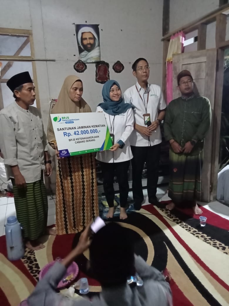 BPJS Ketenagakerjaan Serahkan Santunan Kepada Ahli Waris di Desa Sukanegara, Di Apresiasi Warga