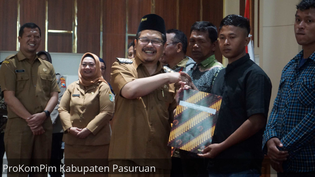 Kerja Bagi Nelayan, Pemkab Pasuruan Serahkan Kartu Kepesertaan BPJS Ketenagakerjaan & Klaim Jaminan Kematian dan Kecelakaan Kerja