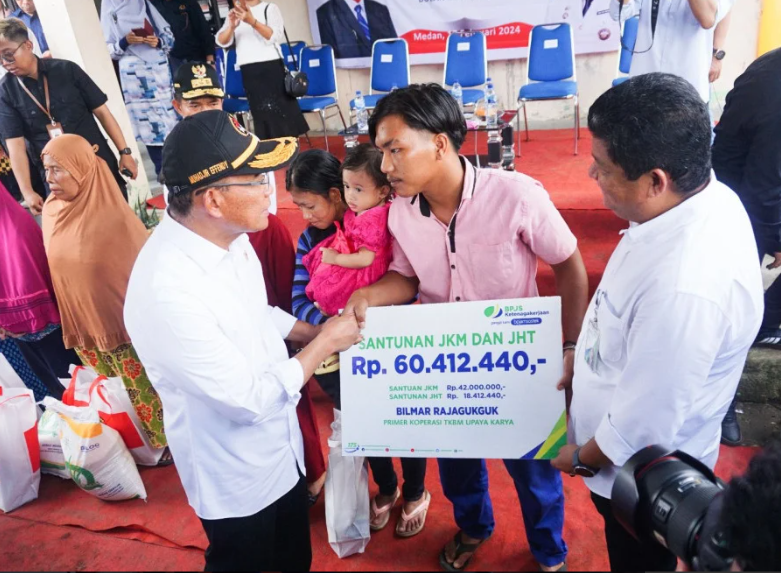 Menko PMK Beri Santunan BPJS Ketenagakerjaan, Hapus Kemiskinan di Belawan