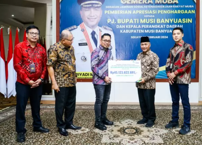 Beri Perlindungan Pekerja, BPJS Ketenagakerjaan Beri Penghargaan ke Apriyadi