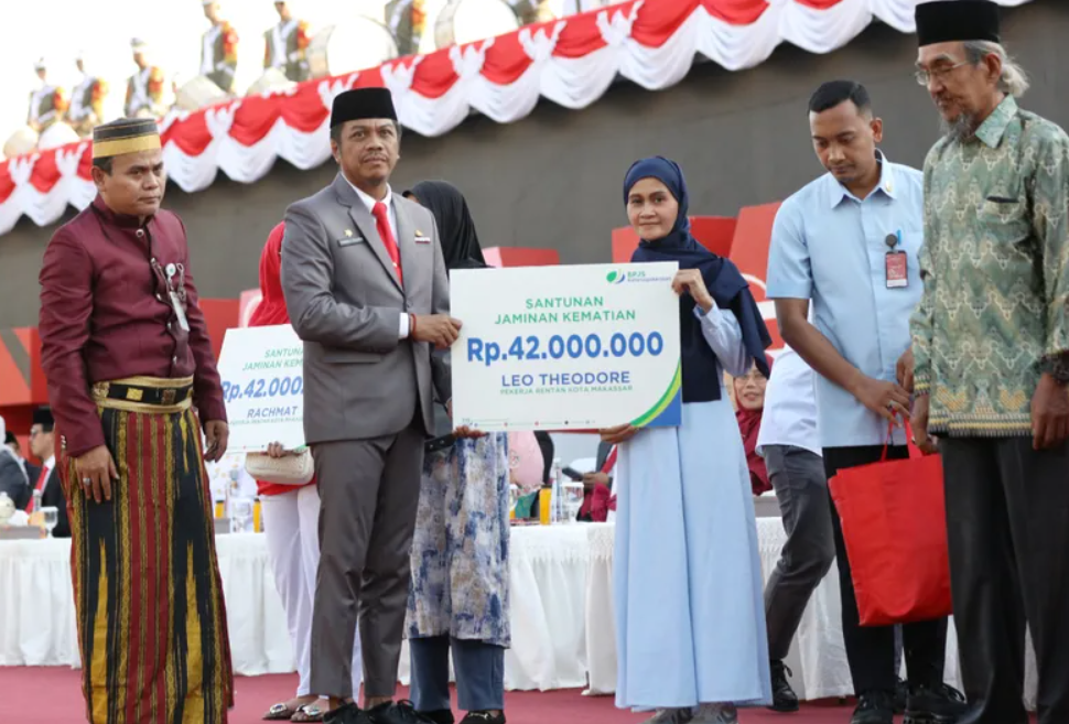 HUT RI ke-79, Pj Sekda Kota Makassar lewat BPJS Ketenagakerjaan Berikan Santunan Kepada Ahli Waris