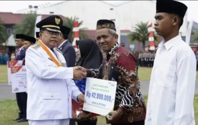 BPJS Ketenagakerjaan Blitar Serahkan Santunan Jaminan Kematian pada Peringatan HUT ke-79 RI