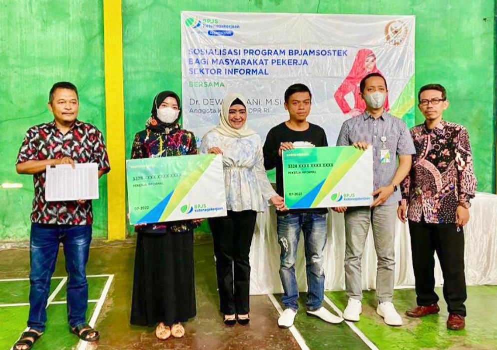 Blusukan di Kecamatan Jatinegara, Dewi Aryani Serahkan Bantuan BPJAMSOSTEK Hingga KIS PBI untuk 3.669 Warga