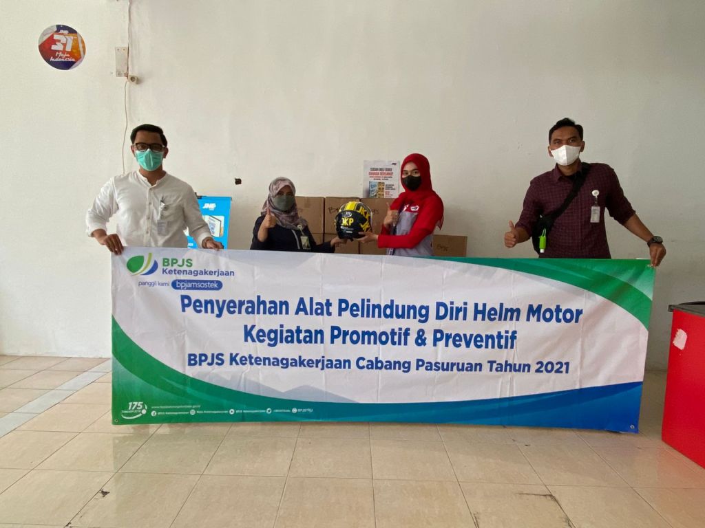 BPJAMSOSTEK Pasuruan Bagikan Helm pada Perusahaan Patuh dan Tertib Administrasi