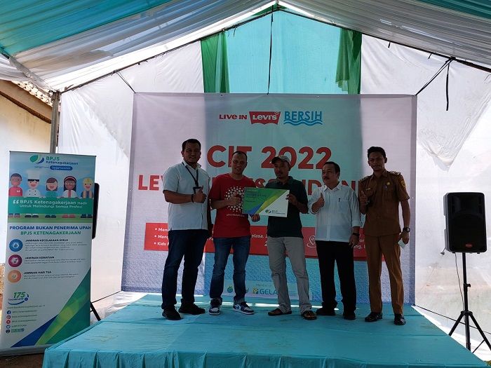 BPJAMSOSTEK Beri Perlindungan 150 Buruh Batu Bata Lewat CSR Levis Indonesia