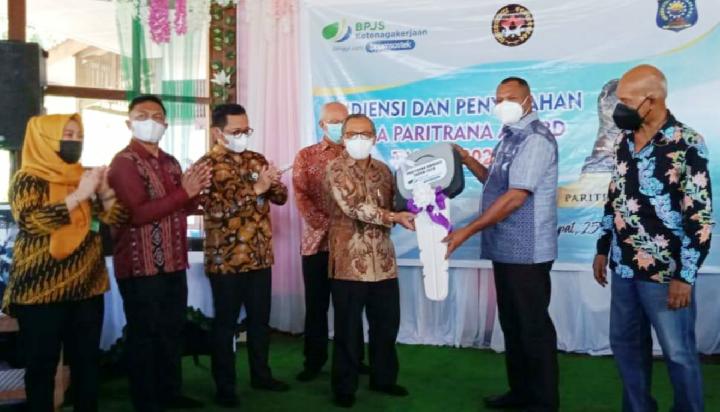 BPJS Ketenagakerjaan Serahkan Piala Paritrana Award 2020 pada Raja Ampat