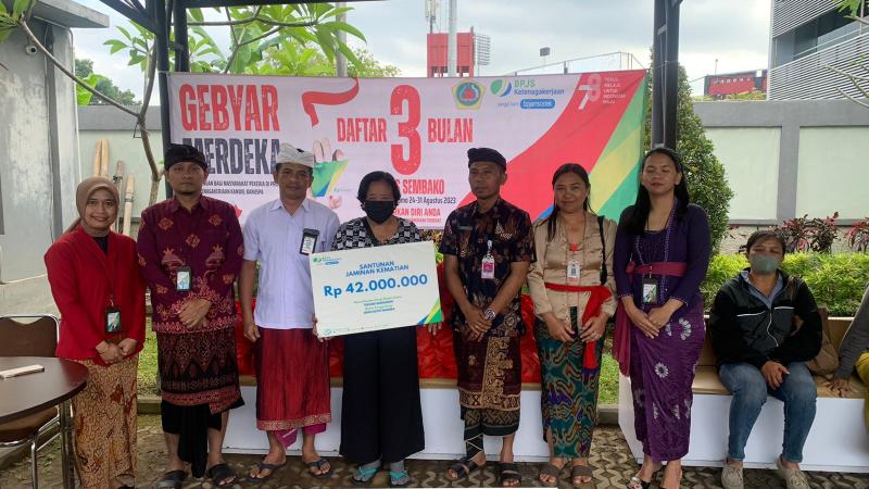 Tebus Sembako Senilai Rp 50 Ribu, Gratis Perlindungan BPJS Ketenagakerjaan Selama 3 Bulan